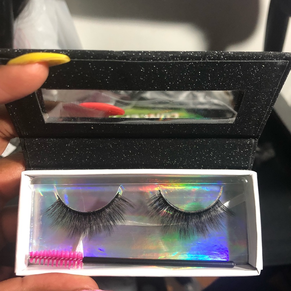 Lashes - Picture 3 of 3